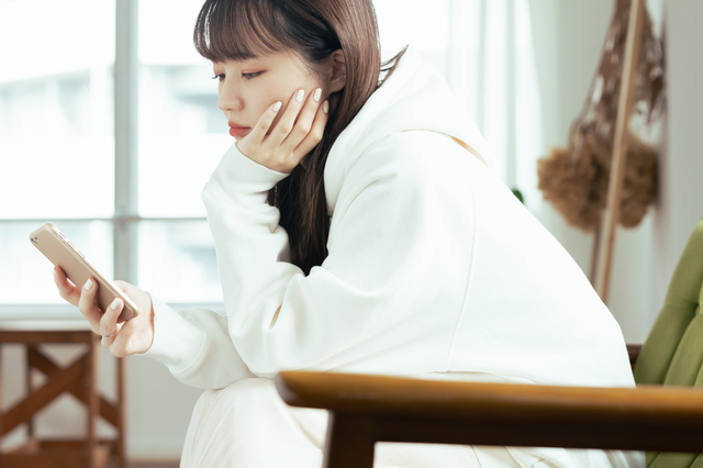 スマホとパソコンでお問い合わせする女性