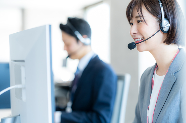 お客様へ連絡する女性スタッフ